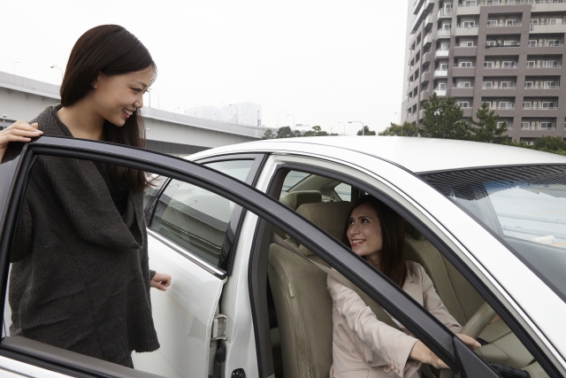 「自動車保険に入っているから親戚・友人に車を貸しても大丈夫」？車の貸し借りのリスクと対策を解説！